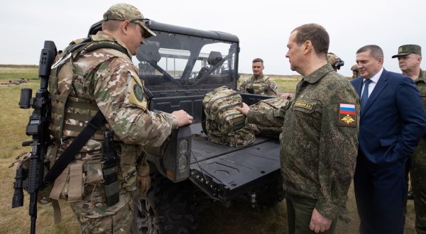 epa10667368 Dmitry Medvedev (C), Deputy head of Russia's Security Council and chairman of the United Russia party, visits the Prudboi military training ground in Volgograd region, Russia, 01 June 2023.  EPA/EKATERINA SHTUKINA / GOVERNMENT PRESS SERVICE / POOL MANDATORY CREDIT