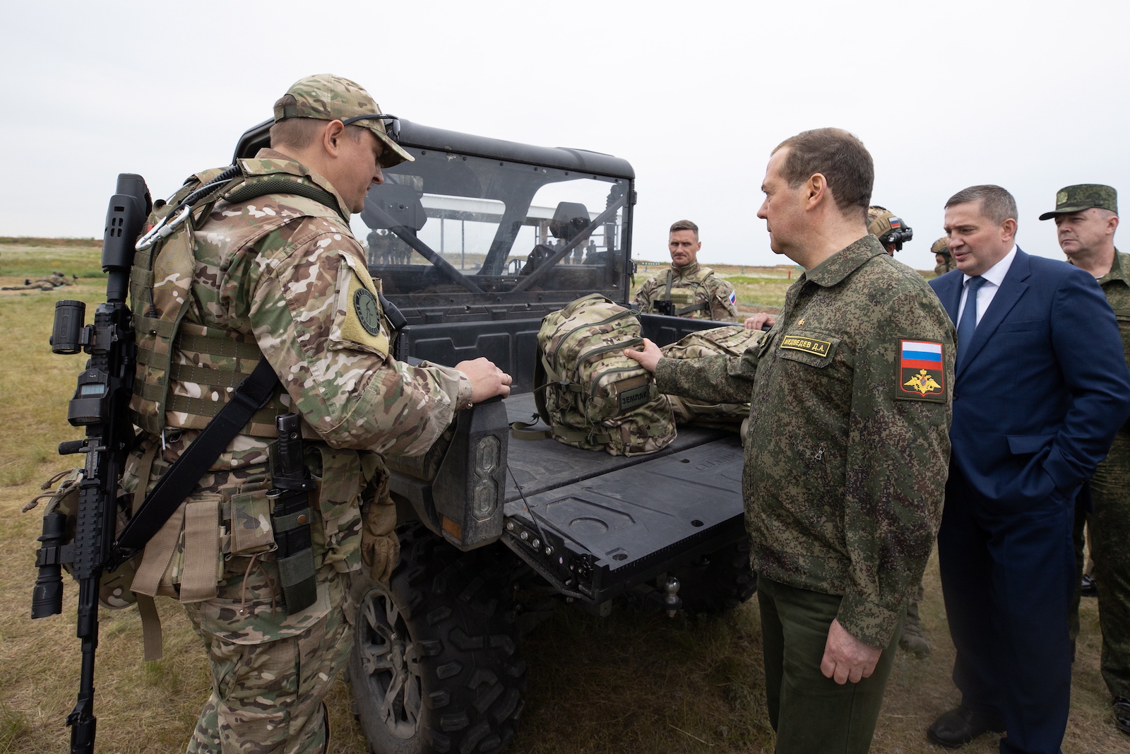 epa10667368 Dmitry Medvedev (C), Deputy head of Russia's Security Council and chairman of the United Russia party, visits the Prudboi military training ground in Volgograd region, Russia, 01 June 2023.  EPA/EKATERINA SHTUKINA / GOVERNMENT PRESS SERVICE / POOL MANDATORY CREDIT