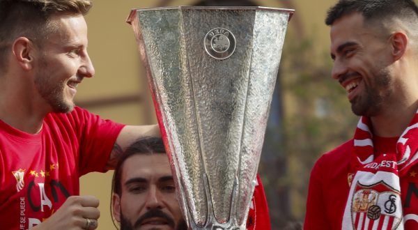 epa10667346 Sevilla's Ivan Rakitic (L) and Suso (R) take part in a parade to celebrate their victory in the UEFA Europa League final, in Seville, Spain, 01 June 2023. Sevilla won the final with 4-1 on penalties.  EPA/Jose Manuel Vidal