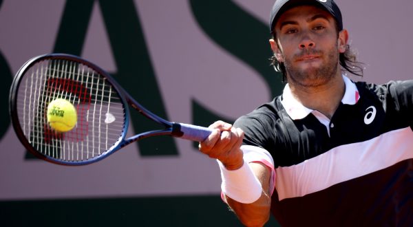 epa10670444 Borna Coric of Croatia plays Tomas Martin Etcheverry of Argentina in their Men's Singles third round match during the French Open Grand Slam tennis tournament at Roland Garros in Paris, France, 03 June 2023.  EPA/YOAN VALAT