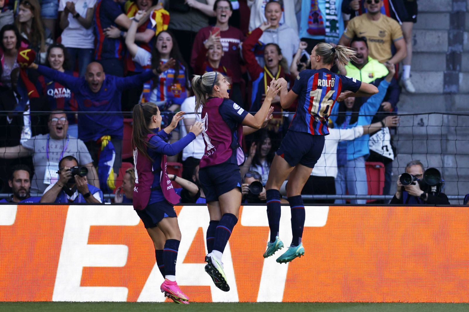 epa10670933 FC Barcelona players celebrates the 3-2  lead of teammate Fridolina Rolfo during the UEFA Women's Champions League Final between FC Barcelona and VfL Wolfsburg in Eindhoven, Netherlands, 03 June 2023.  EPA/MAURICE VAN STEEN