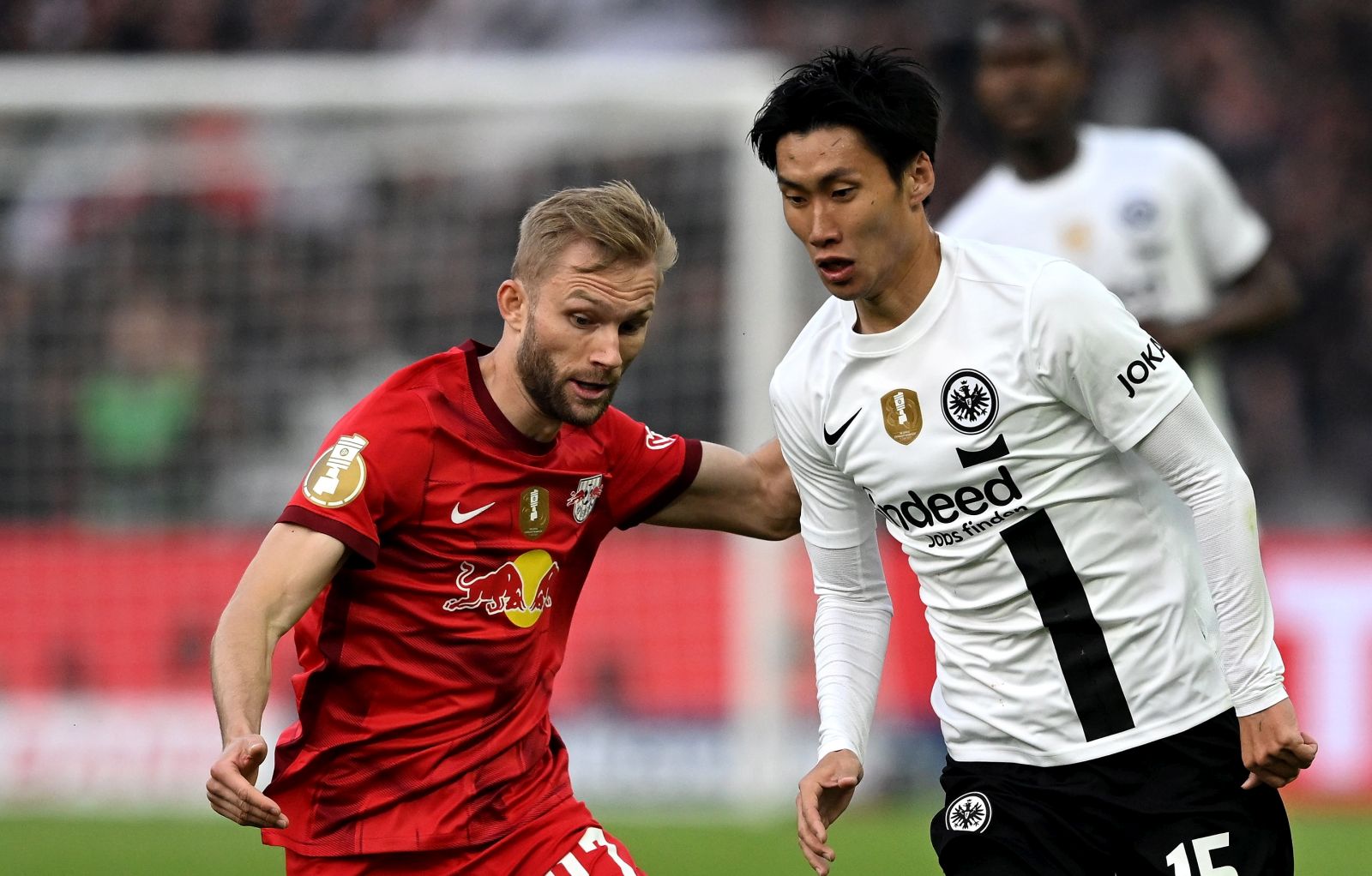 epa10671161 Konrad Laimer of RB Leipzig (R) in action with Daichi Kamada of Eintracht Frankfurt (C) during the DFB Pokal cup final soccer match between RB Leipzig and Eintracht Frankfurt, in Berlin, Germany, 03 June 2023.  EPA/FILIP SINGER CONDITIONS - ATTENTION:  The DFB regulations prohibit any use of photographs as image sequences and/or quasi-video.