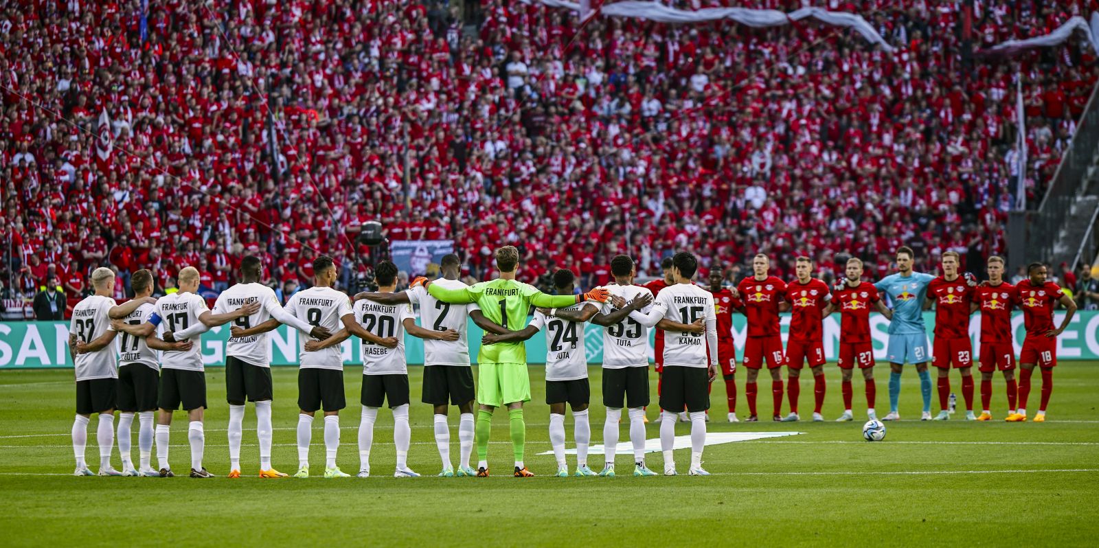 epa10671179 Players hold a minute of silence following the recent death of a 15-year-old soccer player during a youth tournament, prior the DFB Pokal cup final soccer match between RB Leipzig and Eintracht Frankfurt, in Berlin, Germany, 03 June 2023.  EPA/CLEMENS BILAN CONDITIONS - ATTENTION:  The DFB regulations prohibit any use of photographs as image sequences and/or quasi-video.