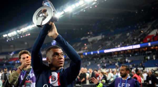 epa10671720 Paris Saint-Germain's French forward Kylian Mbappe lifts his trophy during the 2022-2023 Ligue 1 championship trophy ceremony following the French Ligue 1 soccer match between Paris Saint Germain and Clermont Foot 63 in Paris, France, 03 June 2023.  EPA/FRANCK FIFE / POOL  MAXPPP OUT