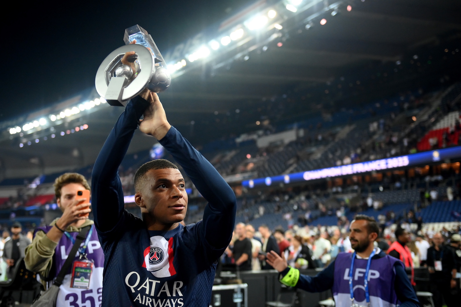 epa10671720 Paris Saint-Germain's French forward Kylian Mbappe lifts his trophy during the 2022-2023 Ligue 1 championship trophy ceremony following the French Ligue 1 soccer match between Paris Saint Germain and Clermont Foot 63 in Paris, France, 03 June 2023.  EPA/FRANCK FIFE / POOL  MAXPPP OUT