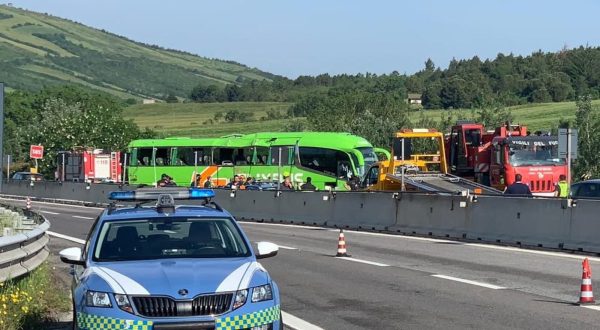 epa10672002 Police and emergency services at a site of a bus crash on the A16 Naples-Canosa motorway, in the direction of Naples, near the municipality of Vallesaccarda in Avellino, South Italy, 04 June 2023. One person is dead and 14 others are injured in an accident that involved five cars and a bus crashed on a motorway. The bus, carrying 38 passengers, fell into the escarpment.  EPA/MARIO D'ARGENIO