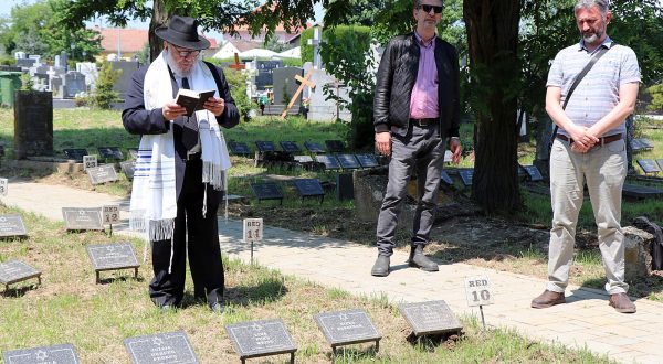 Ðakovo, 4.6.2023.- idovska opæina Osijek na idovskom groblju u Ðakovu organizirala je tradicionalnu komemoraciju u spomen na rtve holokausta meðu kojima je i 566 idova to su skonèali u sabirnom logoru to je u Ðakovu djelovao od 1941. do 1942. godine kada je kroza nj prolo oko 2.000 ena, djece i staraca, veæinom iz BiH. Molitvu prema idovskom obredu vodio je glavni rabin za Hrvatsku Moe Preleviæ. 
foto HINA/ Suzana upan/ ua