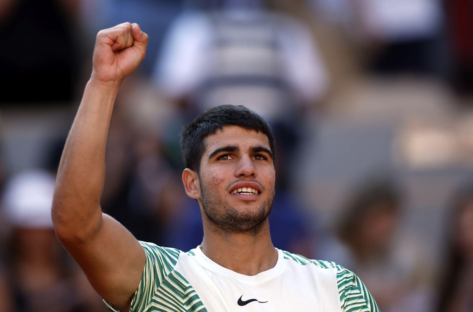epa10673017 Carlos Alcaraz of Spain reacts after winning against Lorenzo Musetti of Italy in their Men's Singles fourth round match during the French Open Grand Slam tennis tournament at Roland Garros in Paris, France, 04 June 2023.  EPA/YOAN VALAT