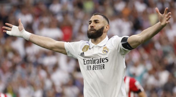 epa10673165 Real Madrid's striker Karim Benzema reacts after his substitution during the Spanish LaLiga soccer match between Real Madrid and Athletic Club at Santiago Bernabeu Stadium in Madrid, Spain, 04 June 2023.  EPA/Daniel Gonzalez