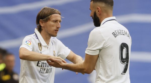 epa10673171 Real Madrid's striker Karim Benzema (R) reacts after his substitution by Luka Modric during the Spanish LaLiga soccer match between Real Madrid and Athletic Club at Santiago Bernabeu Stadium in Madrid, Spain, 04 June 2023.  EPA/Mariscal