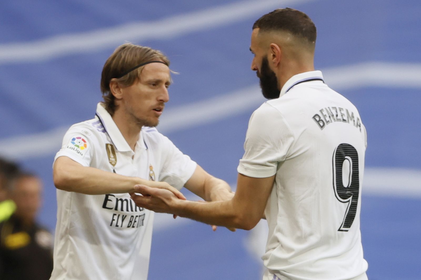 epa10673171 Real Madrid's striker Karim Benzema (R) reacts after his substitution by Luka Modric during the Spanish LaLiga soccer match between Real Madrid and Athletic Club at Santiago Bernabeu Stadium in Madrid, Spain, 04 June 2023.  EPA/Mariscal