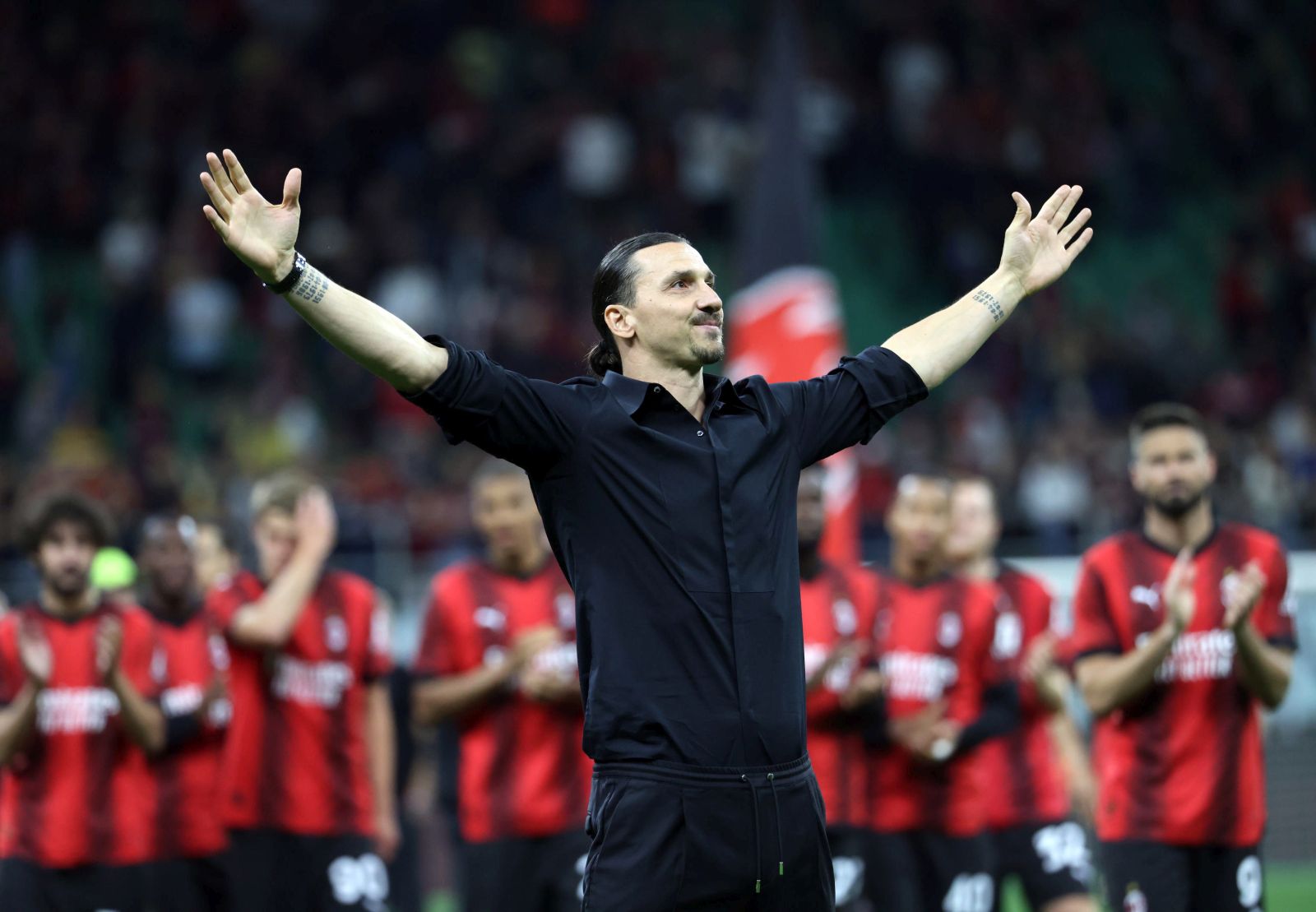 epa10673685 AC Milan’s Zlatan Ibrahimovic, who is due to leave the club, is celebrated by fans after the Italian Serie A soccer match between AC Milan and Hellas Verona, in Milan, Italy, 04 June 2023.  EPA/MATTEO BAZZI