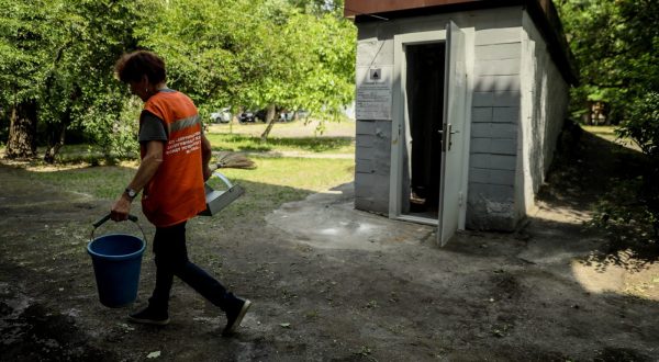 epa10674746 A communal worker walks past the entrance to a bomb shelter in Kyiv (Kiev), Ukraine, 05 June 2023. According to Ukraine's Minister of Strategic Industry Oleksandr Kamyshin, the bomb shelter in the capital is critical as half of the tested shelters were not ready to host any people. The minister released information regarding the inspection of over 1,800 bomb shelters, 32 percent of which were deemed unfit for use, while an additional 13 percent were closed. Russian troops entered Ukraine in February 2022 starting a conflict that has provoked destruction and a humanitarian crisis.  EPA/OLEG PETRASYUK
