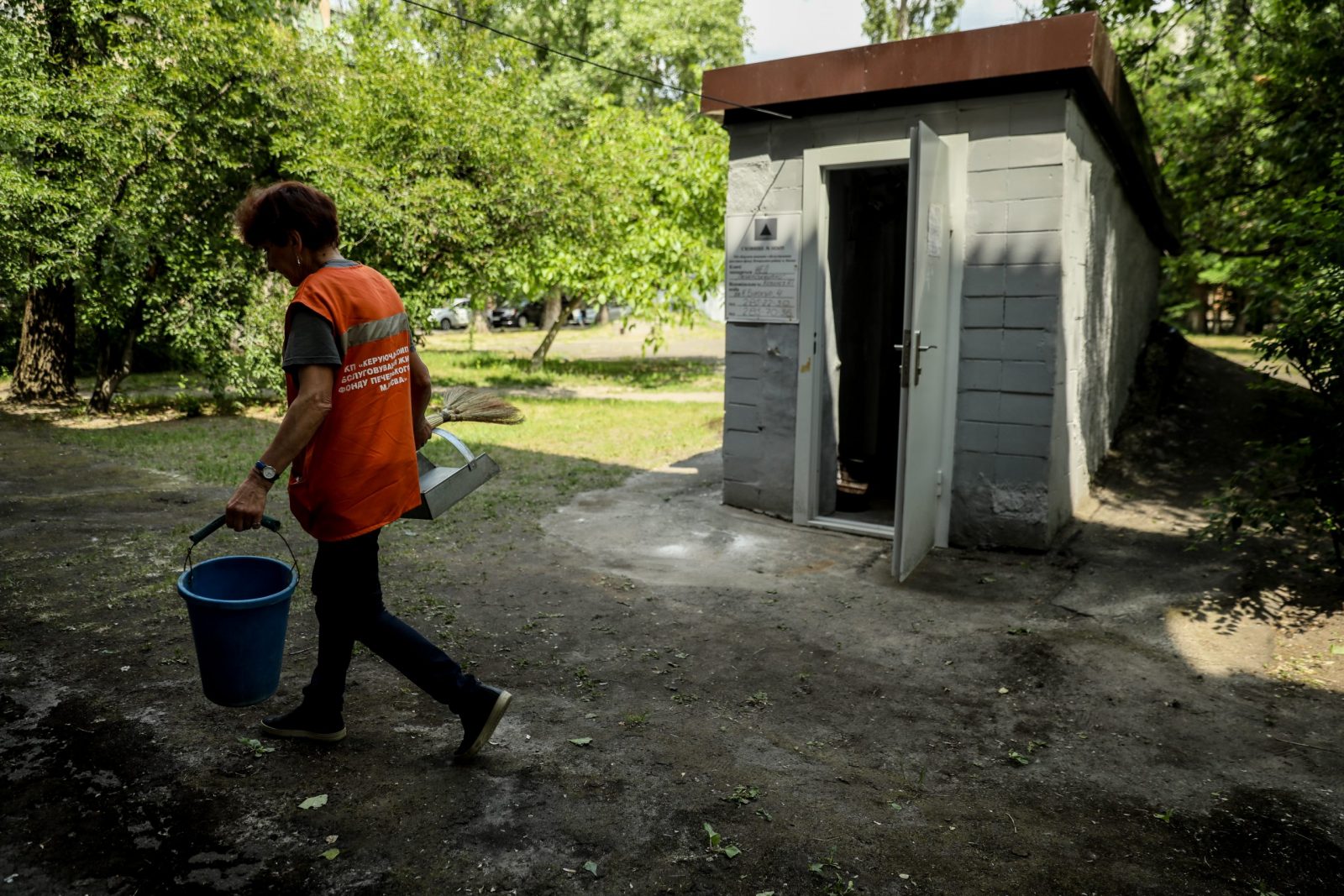 epa10674746 A communal worker walks past the entrance to a bomb shelter in Kyiv (Kiev), Ukraine, 05 June 2023. According to Ukraine's Minister of Strategic Industry Oleksandr Kamyshin, the bomb shelter in the capital is critical as half of the tested shelters were not ready to host any people. The minister released information regarding the inspection of over 1,800 bomb shelters, 32 percent of which were deemed unfit for use, while an additional 13 percent were closed. Russian troops entered Ukraine in February 2022 starting a conflict that has provoked destruction and a humanitarian crisis.  EPA/OLEG PETRASYUK