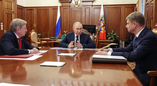 epa10674865 Russian President Vladimir Putin (C) meets with Transport Minister Vitaly Savelyev (L) and Russian Railways CEO Oleg Belozerov (R) at the Kremlin, in Moscow, Russia, 05 June 2023. The airport of Mariupol may start functioning in 2024-2025, the airports of Donetsk, Luhansk, Kherson and Zaporozhye will be activated a little later due to the destruction, the head of the Ministry of Transport Vitaly Savelyev said at a meeting with Russian President Vladimir Putin.  EPA/MIKHAEL KLIMENTYEV/SPUTNIK/KREMLIN POOL MANDATORY CREDIT