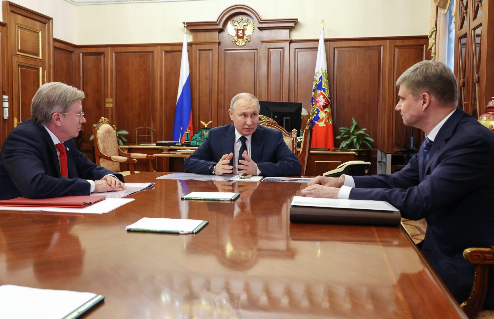 epa10674865 Russian President Vladimir Putin (C) meets with Transport Minister Vitaly Savelyev (L) and Russian Railways CEO Oleg Belozerov (R) at the Kremlin, in Moscow, Russia, 05 June 2023. The airport of Mariupol may start functioning in 2024-2025, the airports of Donetsk, Luhansk, Kherson and Zaporozhye will be activated a little later due to the destruction, the head of the Ministry of Transport Vitaly Savelyev said at a meeting with Russian President Vladimir Putin.  EPA/MIKHAEL KLIMENTYEV/SPUTNIK/KREMLIN POOL MANDATORY CREDIT