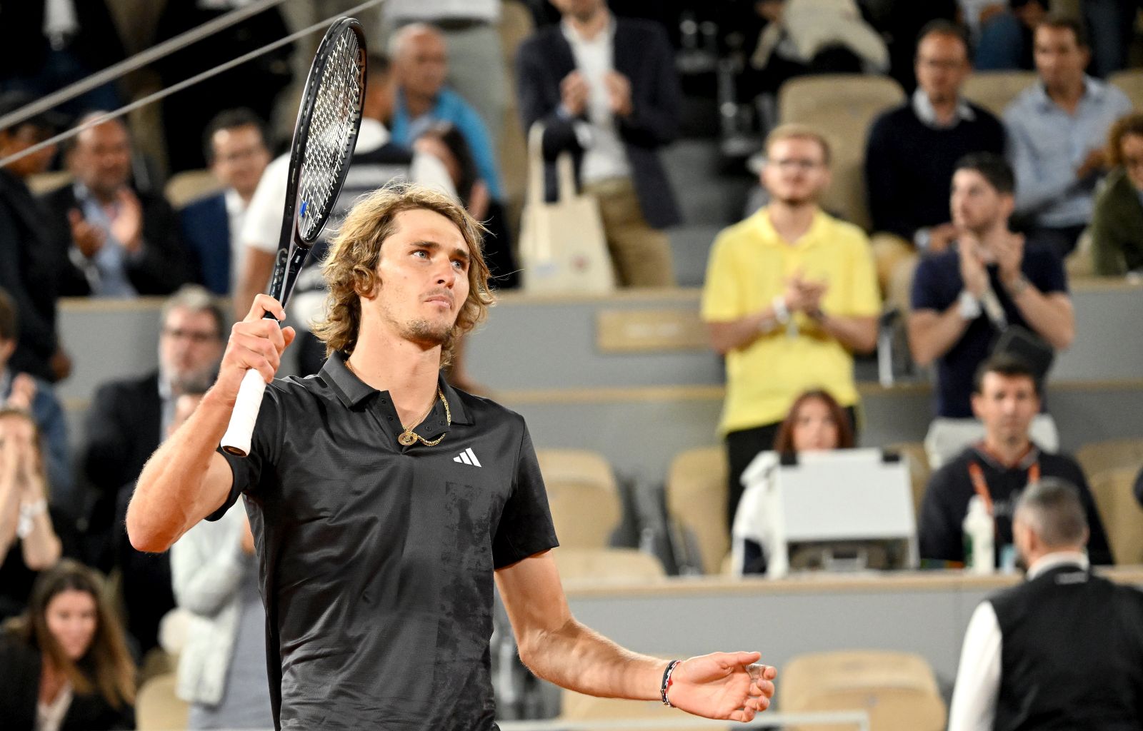 epa10675179 Alexander Zverev of Germany waves to the crowd after winning his Men's Singles 4th round match against Grigor Dimitrov of Bulgaria during the French Open Grand Slam tennis tournament at Roland Garros in Paris, France, 05 June 2023.  EPA/CAROLINE BLUMBERG