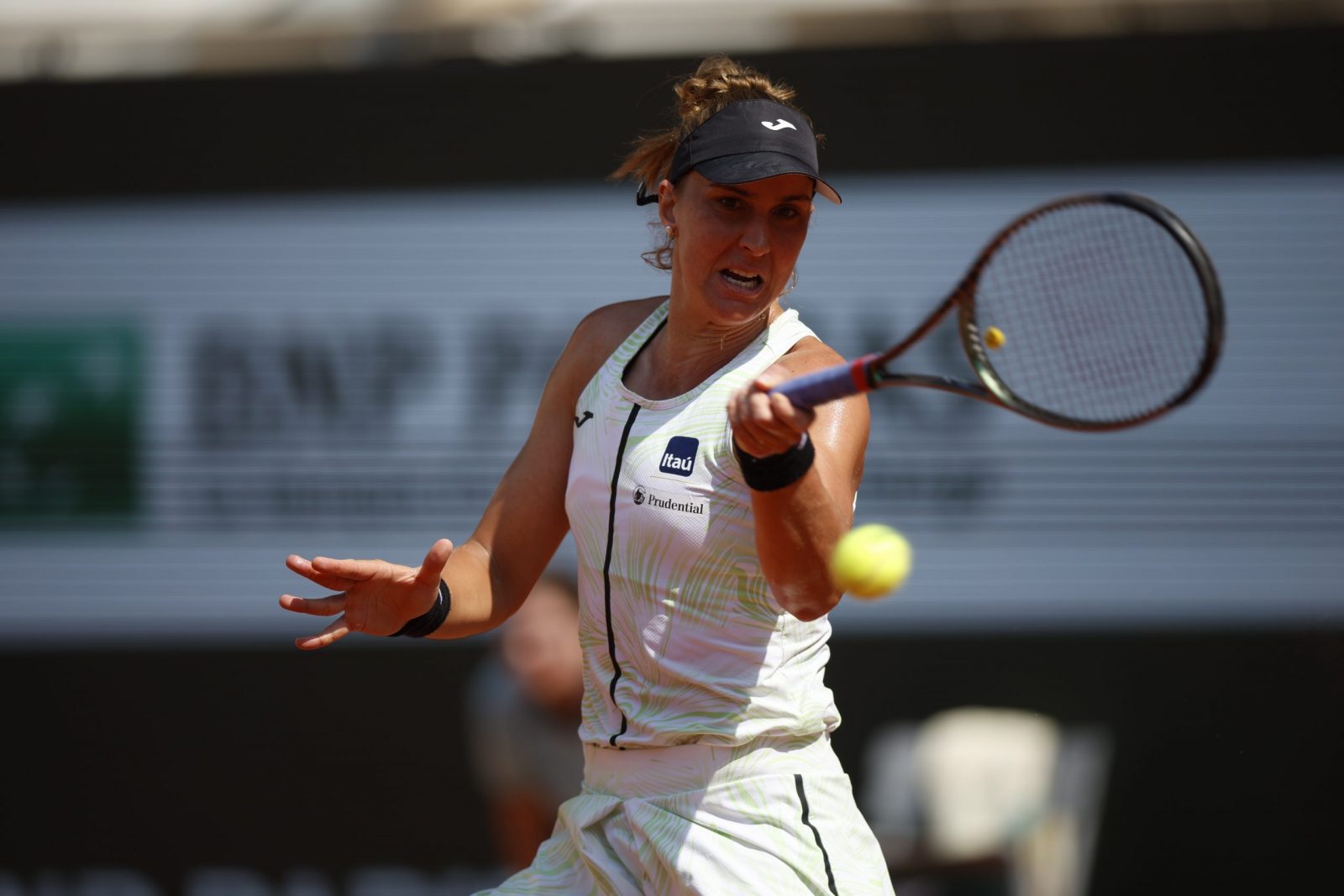 epa10677166 Beatriz Haddad Maia of Brazil plays Ons Jabeur of Tunisia in their Women's quarterfinal match during the French Open Grand Slam tennis tournament at Roland Garros in Paris, France, 07 June 2023.  EPA/YOAN VALAT