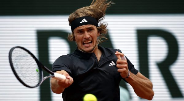 epa10677741 Alexander Zverev of Germany plays Tomas Martin Etcheverry of Argentina in their Men's quarterfinal match during the French Open Grand Slam tennis tournament at Roland Garros in Paris, France, 07 June 2023.  EPA/YOAN VALAT