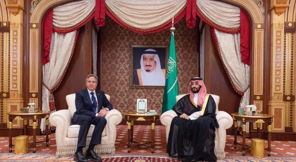 epa10677642 A handout photo made available by Saudi Royal Palace shows Saudi Crown Prince and Prime Minister Mohammed bin Salman (R) meeting with the US Secretary of State Antony Blinken at Al-Salam Palace in Jeddah, Saudi Arabia, 07 June 2023. The two officials reviewed the bilateral relations and latest regional and international developments.  EPA/BANDAR ALJALOUD / HANDOUT  HANDOUT EDITORIAL USE ONLY/NO SALES