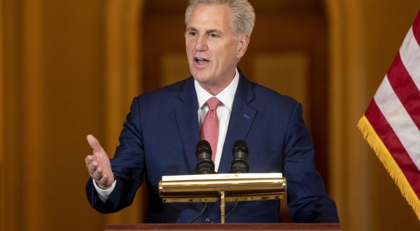 epa10677981 Republican Speaker of the House Kevin McCarthy speaks during the unveiling of a statue to honour author Willa Cather in National Statuary Hall, at the US Capitol in Washington, DC, USA, 07 June 2023. Speaker McCarthy continues to face opposition by members of the House Republican caucus following debt ceiling negotiations.  EPA/WILL OLIVER