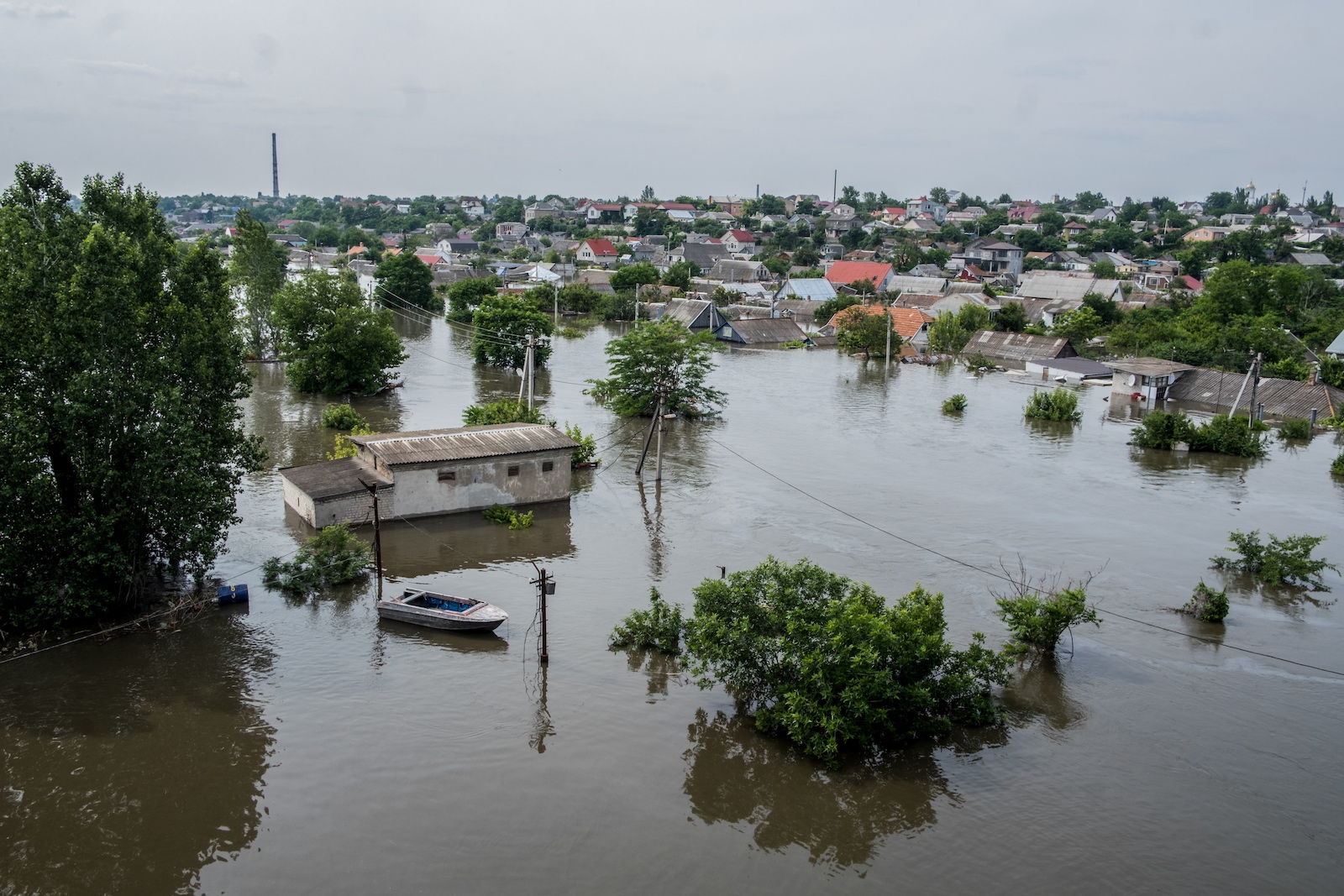 epa10678563 A general view shows a flooded area of Kherson, Ukraine, 07 June 2023. Ukraine has accused Russian forces of destroying a critical dam and hydroelectric power plant on the Dnipro River in the Kherson region along the front line in southern Ukraine on 06 June. A number of settlements were completely or partially flooded, Kherson region governor Oleksandr Prokudin said on telegram. Russian troops entered Ukraine in February 2022 starting a conflict that has provoked destruction and a humanitarian crisis.  EPA/GEORGE IVANCHENKO