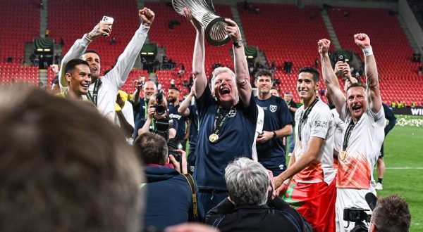 epa10678623 West Ham manager David Moyes (C) and players celebrate with the trophy after winning the UEFA Europa Conference League Final soccer match between AFC Fiorentina and West Ham United, in Prague, Czech Republic, 07 June 2023.  EPA/FILIP SINGER