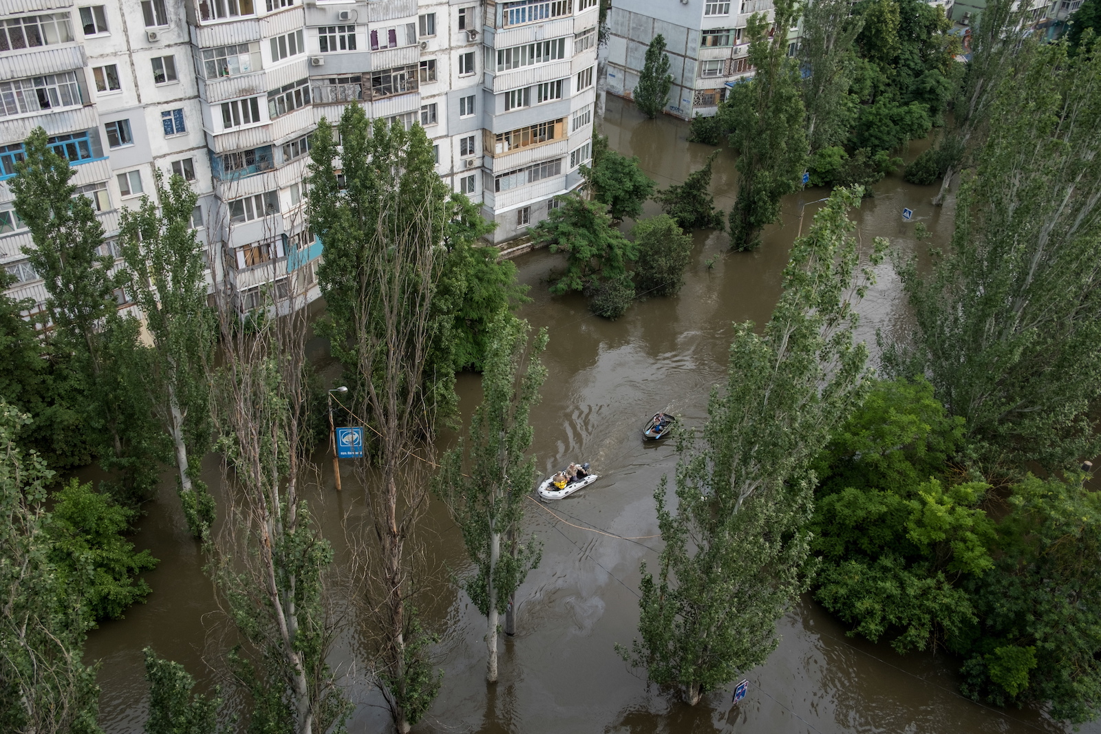 epaselect epa10678566 A general view shows residents using rubber boats as they evacuate from a flooded area of Kherson, Ukraine, 07 June 2023. Ukraine has accused Russian forces of destroying a critical dam and hydroelectric power plant on the Dnipro River in the Kherson region along the front line in southern Ukraine on 06 June. A number of settlements were completely or partially flooded, Kherson region governor Oleksandr Prokudin said on telegram. Russian troops entered Ukraine in February 2022 starting a conflict that has provoked destruction and a humanitarian crisis.  EPA/GEORGE IVANCHENKO
