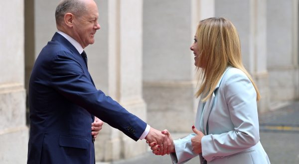 epa10679265 Italian Prime Minister Giorgia Meloni (R) welcomes German Chancellor Olaf Scholz at the Chigi palace in Rome, Italy, 08 June 2023.  German Chancellor is on an official visit to Rome.  EPA/ETTORE FERRARI