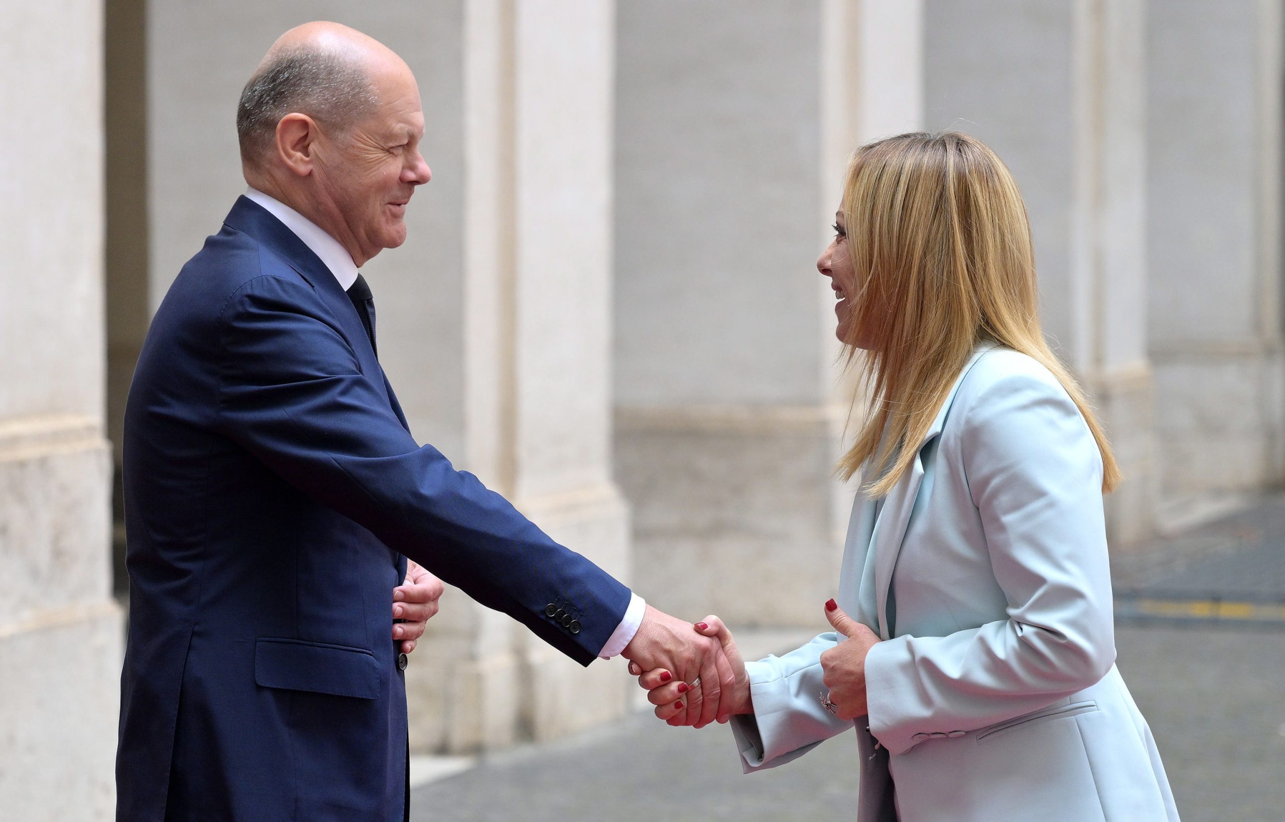 epa10679265 Italian Prime Minister Giorgia Meloni (R) welcomes German Chancellor Olaf Scholz at the Chigi palace in Rome, Italy, 08 June 2023.  German Chancellor is on an official visit to Rome.  EPA/ETTORE FERRARI