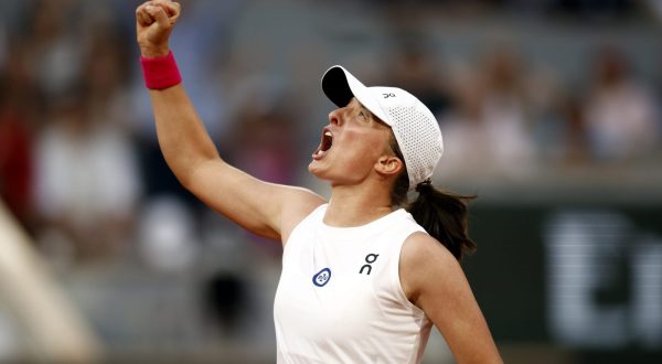 epa10680310 Iga Swiatek of Poland reacts after winning against Beatriz Haddad Maia of Brazil in their Women's semi final match during the French Open Grand Slam tennis tournament at Roland Garros in Paris, France, 08 June 2023  EPA/YOAN VALAT