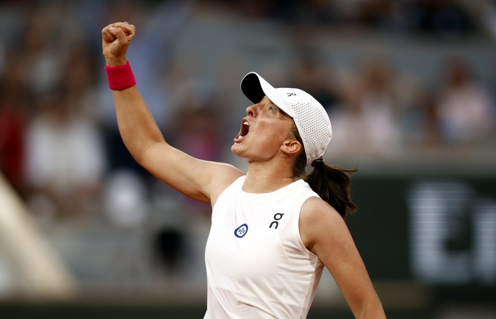 epa10680310 Iga Swiatek of Poland reacts after winning against Beatriz Haddad Maia of Brazil in their Women's semi final match during the French Open Grand Slam tennis tournament at Roland Garros in Paris, France, 08 June 2023  EPA/YOAN VALAT