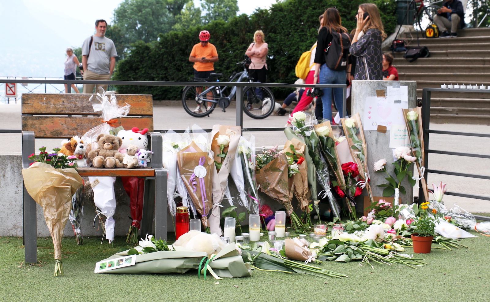 epa10681001 Tributes at the scene of a knife attack in the Paquier d'Annecy park in Annecy, France, 09 June 2023. On 08 June, a man had carried out an attack with a knife injuring at least six people who were taken to hospital, including four children. The perpetrator, a Syrian refugee seeker was arrested and remains in custody, Police said.  EPA/GREGORY ROS