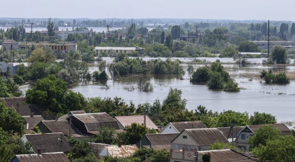 epa10681834 A general view of a flooded area in Kherson, Ukraine, 09 June 2023. Ukraine has accused Russian forces of destroying a critical dam and hydroelectric power plant on the Dnipro River in the Kherson region along the front line in southern Ukraine on 06 June, leading to the flooding of a number of settlements.  EPA/MYKOLA TYMCHENKO