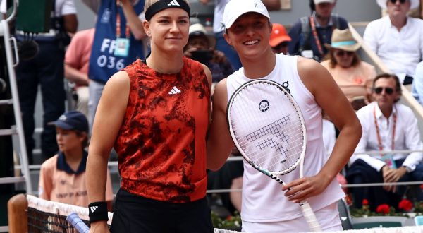 epa10683334 Iga Swiatek of Poland (R) and Karolina Muchova of the Czech Republic pose prior to their Women's final match during the French Open Grand Slam tennis tournament at Roland Garros in Paris, France, 10 June 2023.  EPA/MOHAMMED BADRA