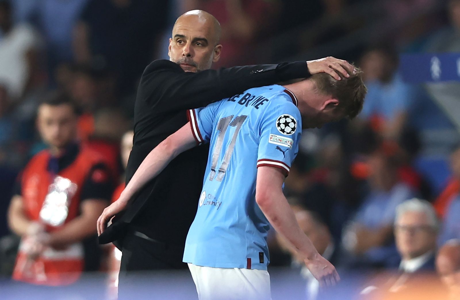 epa10684129 Manchester City manager Pep Guardiola consoles Kevin de Bruyne as the midfielder had to come off with an injury during the UEFA Champions League Final soccer match between Manchester City and Inter Milan, in Istanbul, Turkey, 10 June 2023.  EPA/TOLGA BOZOGLU