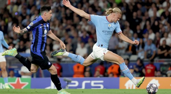 epa10684118 Erling Haaland (R) of Manchester City takes a shot on goal in front of Alessandro Bastoni of Inter during the UEFA Champions League Final soccer match between Manchester City and Inter Milan, in Istanbul, Turkey, 10 June 2023.  EPA/ERDEM SAHIN
