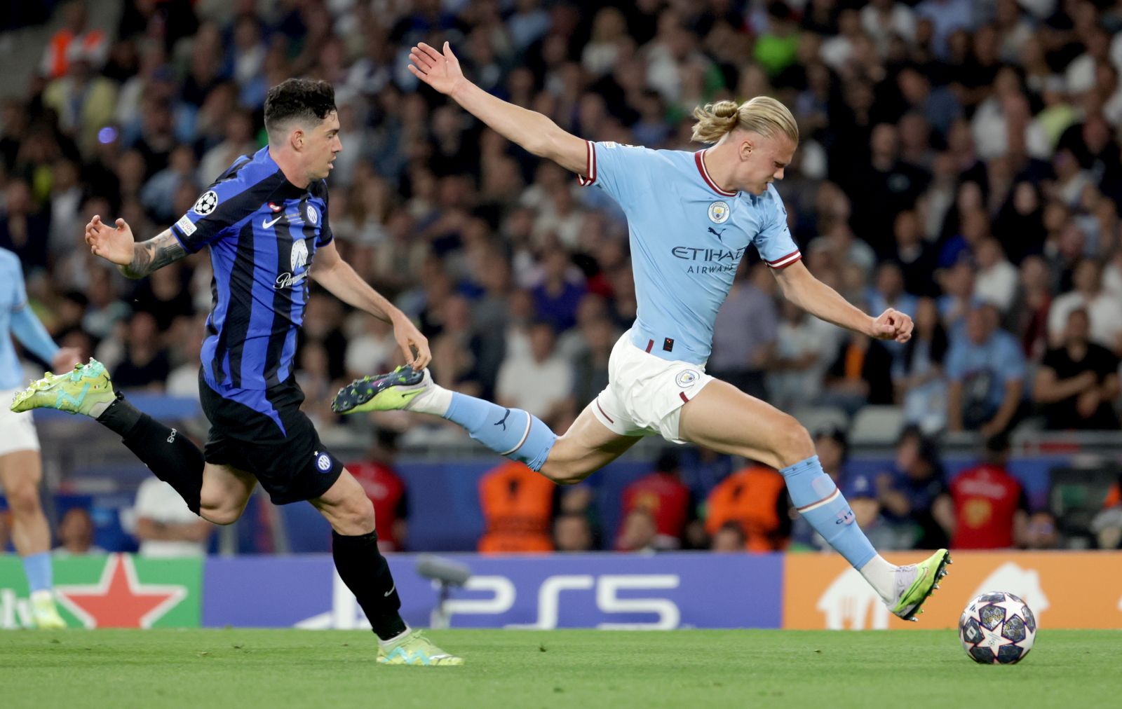 epa10684118 Erling Haaland (R) of Manchester City takes a shot on goal in front of Alessandro Bastoni of Inter during the UEFA Champions League Final soccer match between Manchester City and Inter Milan, in Istanbul, Turkey, 10 June 2023.  EPA/ERDEM SAHIN