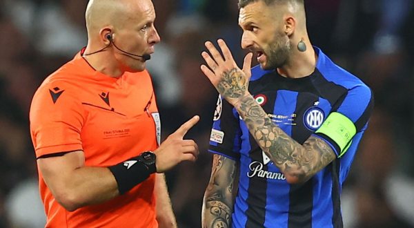 epa10684223 Referee Szymon Marciniak (L) has a word with Marcelo Brozovic (R) of Inter during the UEFA Champions League Final soccer match between Manchester City and Inter Milan, in Istanbul, Turkey, 10 June 2023.  EPA/SEDAT SUNA
