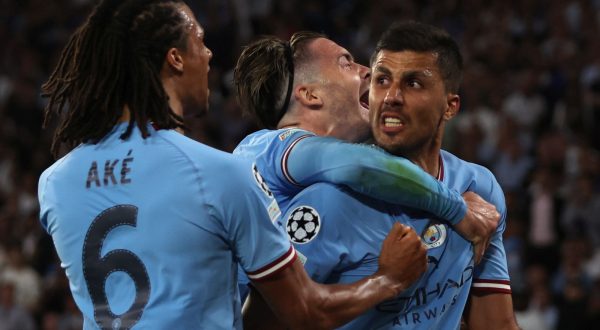 epa10684277 Rodri (R) of Manchester City celebrates with teammates after scoring the 1-0 goal during the UEFA Champions League Final soccer match between Manchester City and Inter Milan, in Istanbul, Turkey, 10 June 2023.  EPA/MARTIN DIVISEK