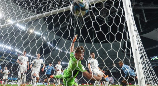 epa10686137 Luciano Rodriguez (R) of Uruguay scores the 1-0 goal against Sebastiano Desplanches (C) goalkeeper of Italy during the FIFA U-20 World Cup final soccer match between Uruguay and Italy, in La Plata, Argentina, 11 June 2023.  EPA/DEMIAN ALDAY ESTEVEZ