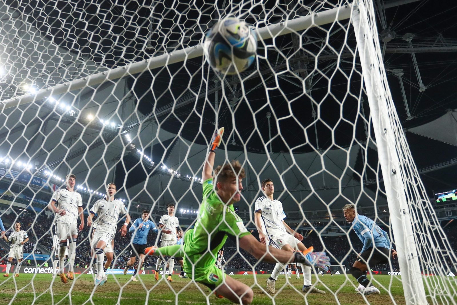 epa10686137 Luciano Rodriguez (R) of Uruguay scores the 1-0 goal against Sebastiano Desplanches (C) goalkeeper of Italy during the FIFA U-20 World Cup final soccer match between Uruguay and Italy, in La Plata, Argentina, 11 June 2023.  EPA/DEMIAN ALDAY ESTEVEZ