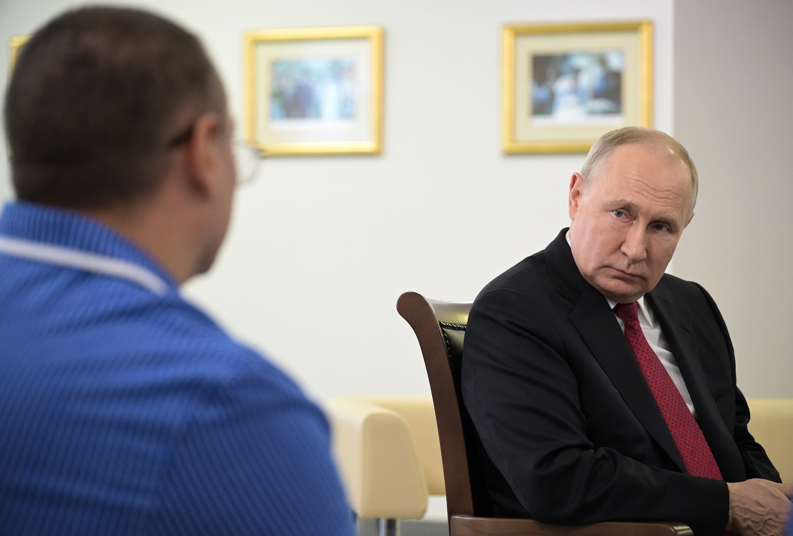 epa10687304 Russian President Vladimir Putin (R) meets with servicemen participants of the special military operation in Ukraine at the Vishnevsky Central Military Clinical Hospital in Moscow, Russia, 12 June 2023.  EPA/VLADIMIR ASTAPKOVICH / KREMLIN / POOL MANDATORY CREDIT