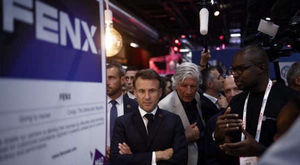 epa10690709 French President Emmanuel Macron (R) visits the Vivatech conference at Porte de Versailles exhibition center in Paris, France, 14 June 2023.  EPA/YOAN VALAT / POOL