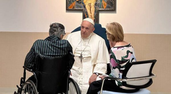 epa10692006 A handout picture provided by the Vatican Media shows Pope Francis (C) visiting the Pediatric Oncology and Child Neurosurgery Department on the tenth floor of the Gemelli Polyclinic in Rome, 15 June 2023, where the Pontiff is recovering from his abdominal surgery on 07 June.  EPA/VATICAN MEDIA HANDOUT BEST QUALITY AVAILABLE HANDOUT EDITORIAL USE ONLY/NO SALES