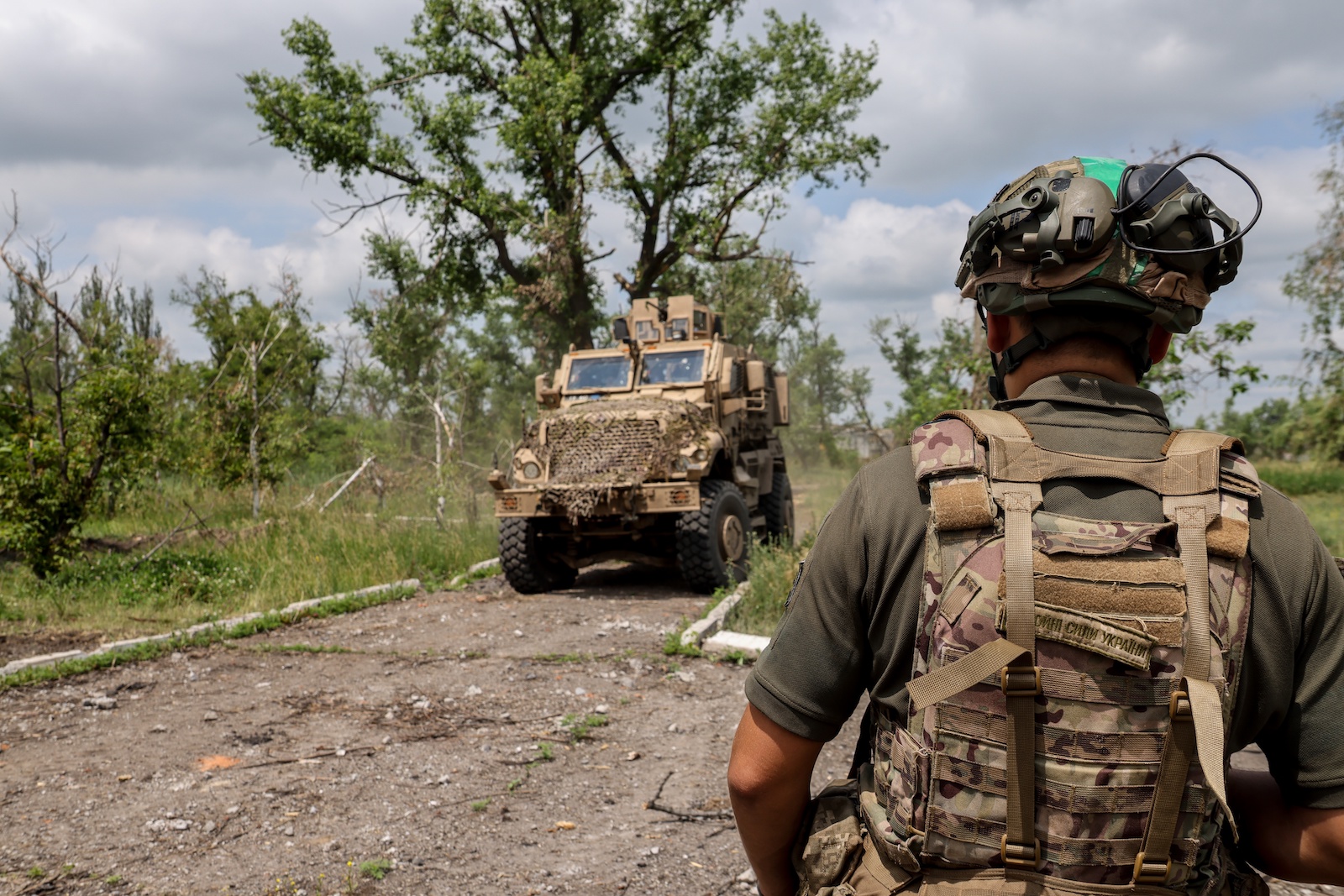 epa10696721 Ukrainian serviceman of the 688th Separate Jager Infantry Brigade 'Oleksa Dovbush' moves to the APC in the recently recaptured village of Blahodatne, Donetsk region, Ukraine, 17 June 2023. Russian troops entered Ukraine in February 2022 starting a conflict that has provoked destruction and a humanitarian crisis.  EPA/STRINGER
