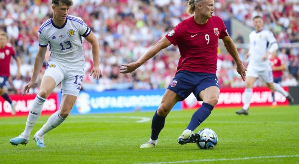 epa10696944 Jack Hendry (L) of Scotland and Erling Haaland (R) of Norway in action during the UEFA EURO 2024 qualifying soccer match between Norway and Scotland, in Oslo, Norway, 17 June 2023.  EPA/Fredrik Varfjell  NORWAY OUT
