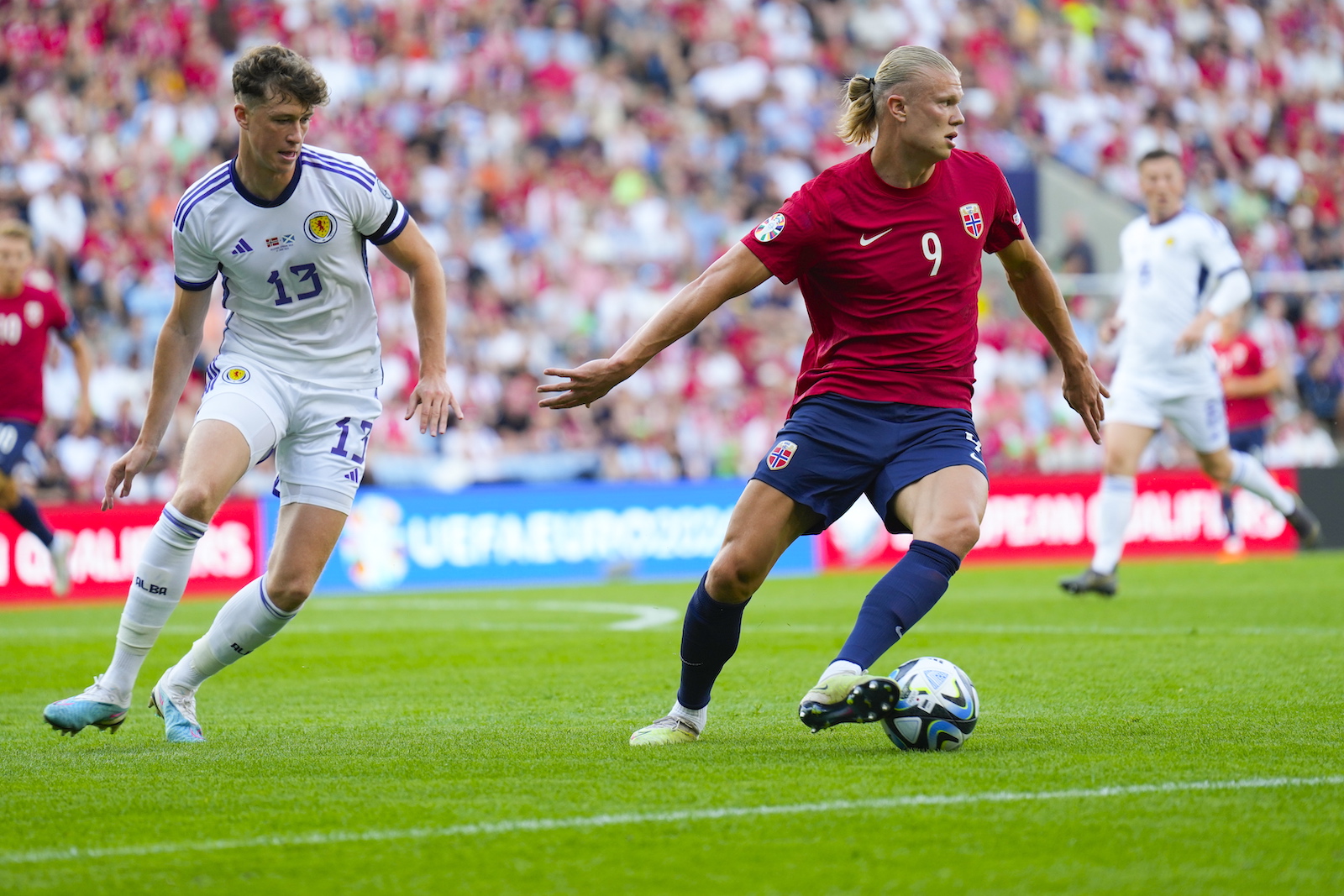 epa10696944 Jack Hendry (L) of Scotland and Erling Haaland (R) of Norway in action during the UEFA EURO 2024 qualifying soccer match between Norway and Scotland, in Oslo, Norway, 17 June 2023.  EPA/Fredrik Varfjell  NORWAY OUT