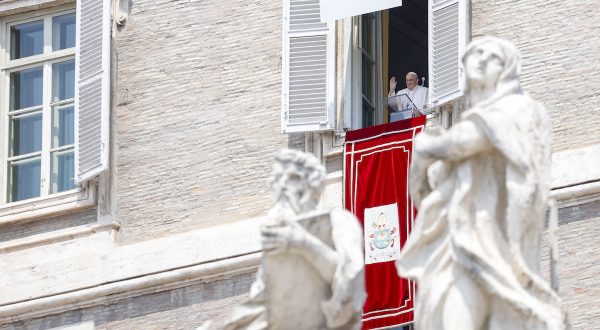 epa10698010 Pope Francis leads the Angelus prayer from the window of his office overlooking St. Peter's Square in Vatican City, 18 June 2023.  EPA/Fabio Frustaci