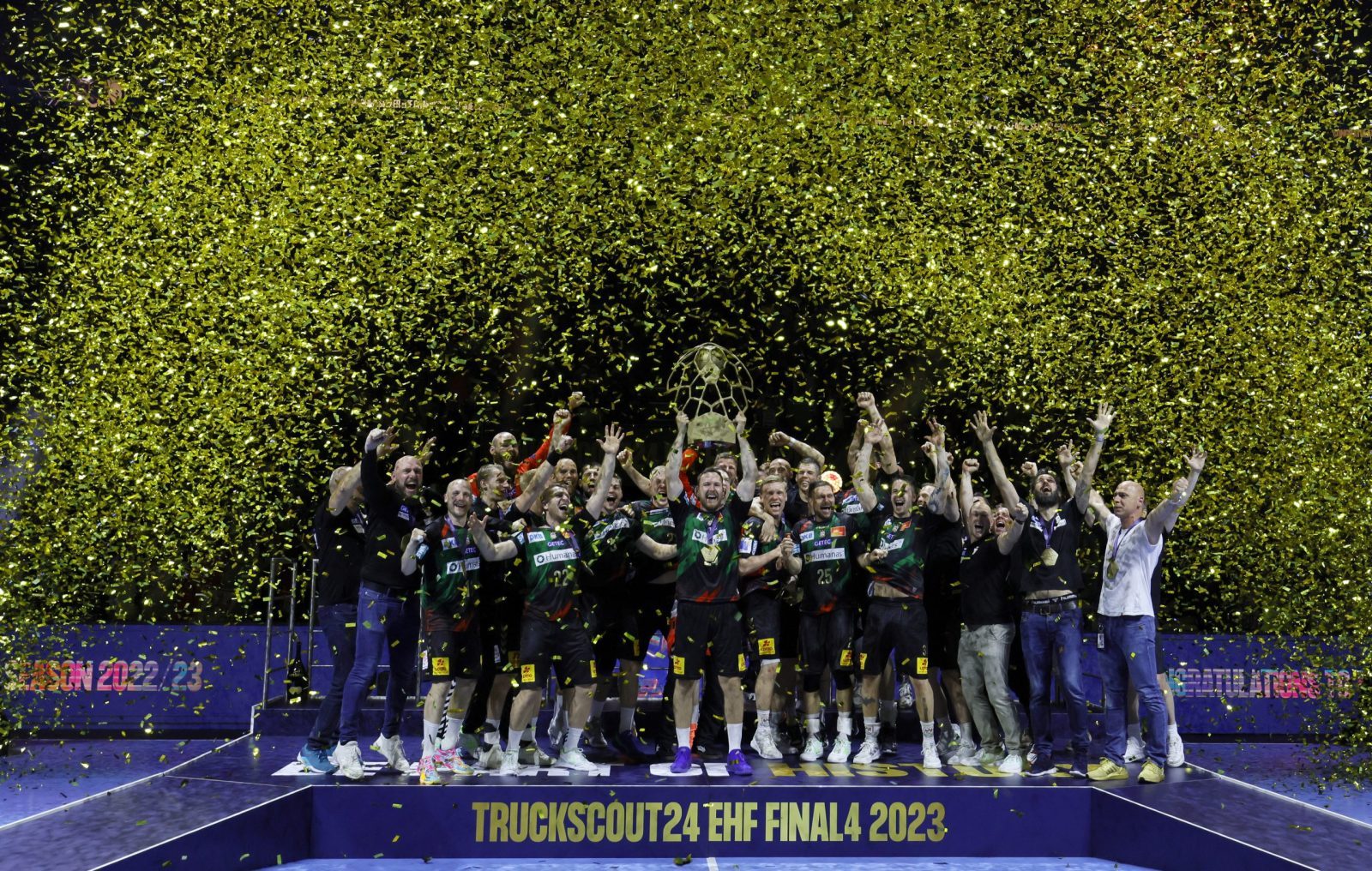 epa10698842 Magdeburg team celebrate with the trophy after winning the EHF FINAL4 Handball Champions League final match between SC Magdeburg and Barlinek Industria Kielce in Cologne, Germany, 18 June 2023.  EPA/RONALD WITTEK